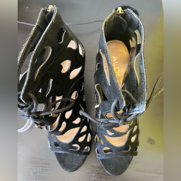 [Free add on item] Aldo laser cut ankle zipper heels - Picture 5 of 5